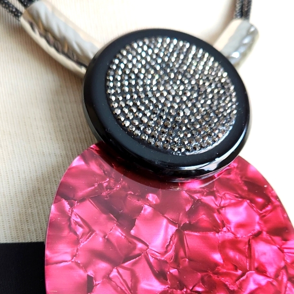 Elegant Pink and Black Pendant Necklace with Earrings Set - Picture 7 of 17